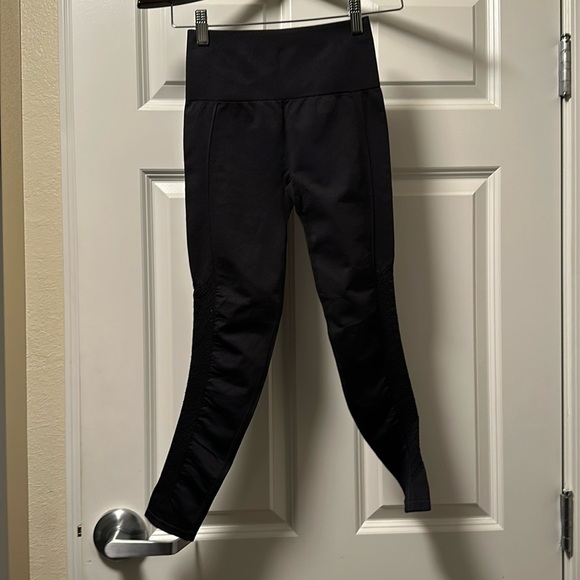 Fabletics Sync High-Waisted Perforated 7/8 Black Leggings XS NEW NWT - Picture 4 of 8